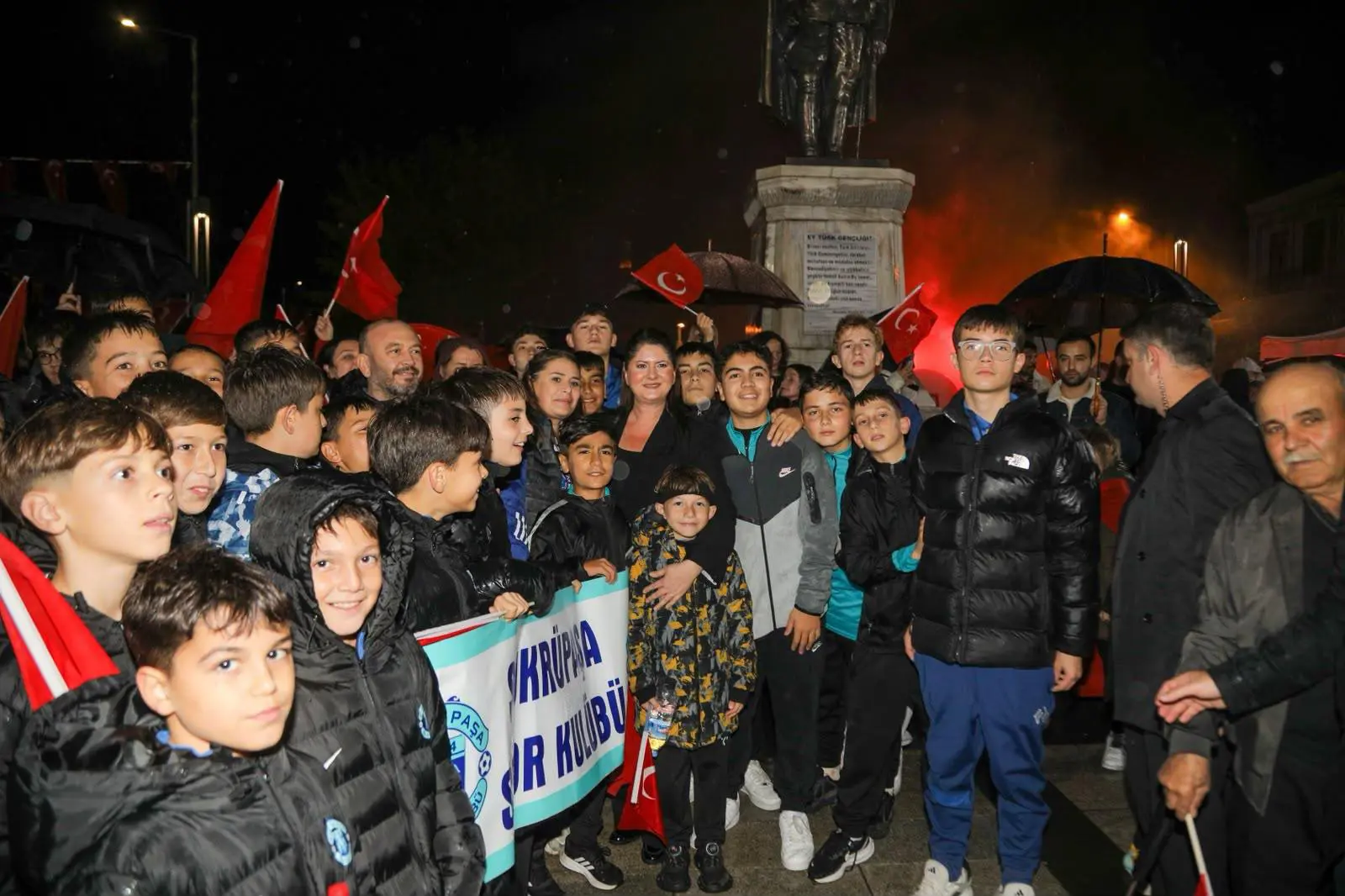 CUMHURİYET COŞKUSU SAĞANAK YAĞIŞA RAĞMEN SOKAKLARA TAŞTI: BİNLERCE EDİRNELİ FENER ALAYI’NDA BULUŞTU galeri görseli